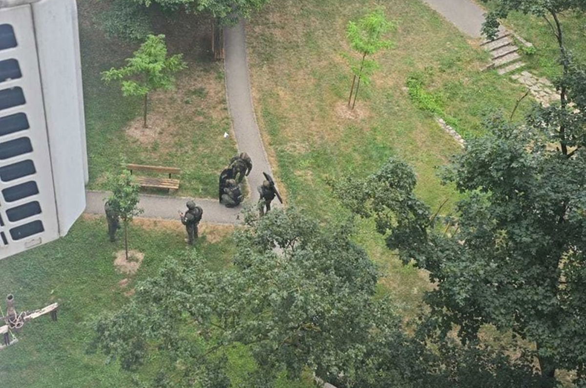 Novi detalji: Policajci mu prišli, on izvadio ručnu bombu M75 i izvukao osigurač