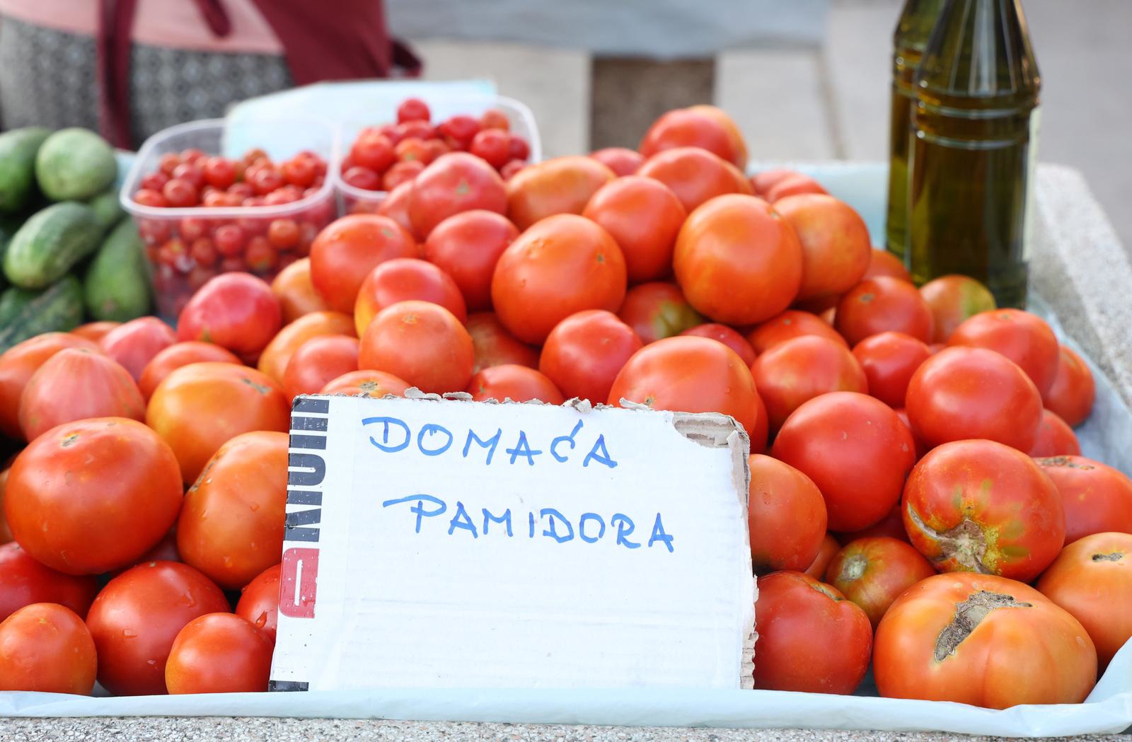 Ljetne cijene na šibenskoj tržnici: Breskve za euro, rajčice za dva