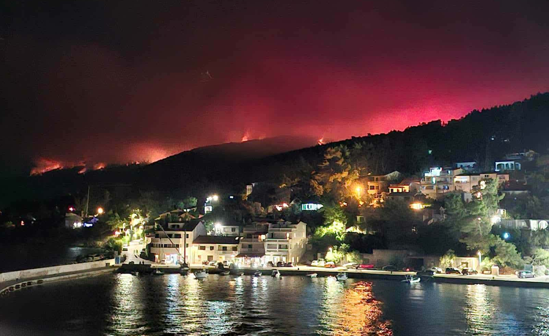Fotografija s rive u Prigradici, sjeverna obala općine Blato.