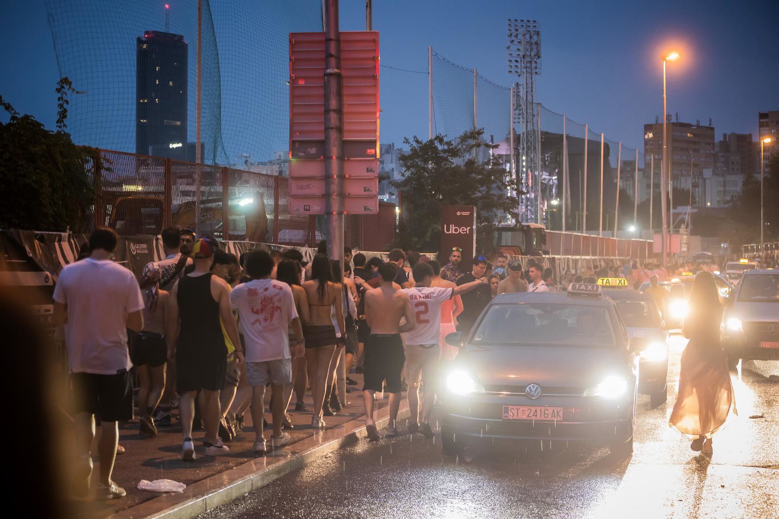 FOTO Nakon Ultre krenula borba za taksi. Neki su čekali, drugi pješačili