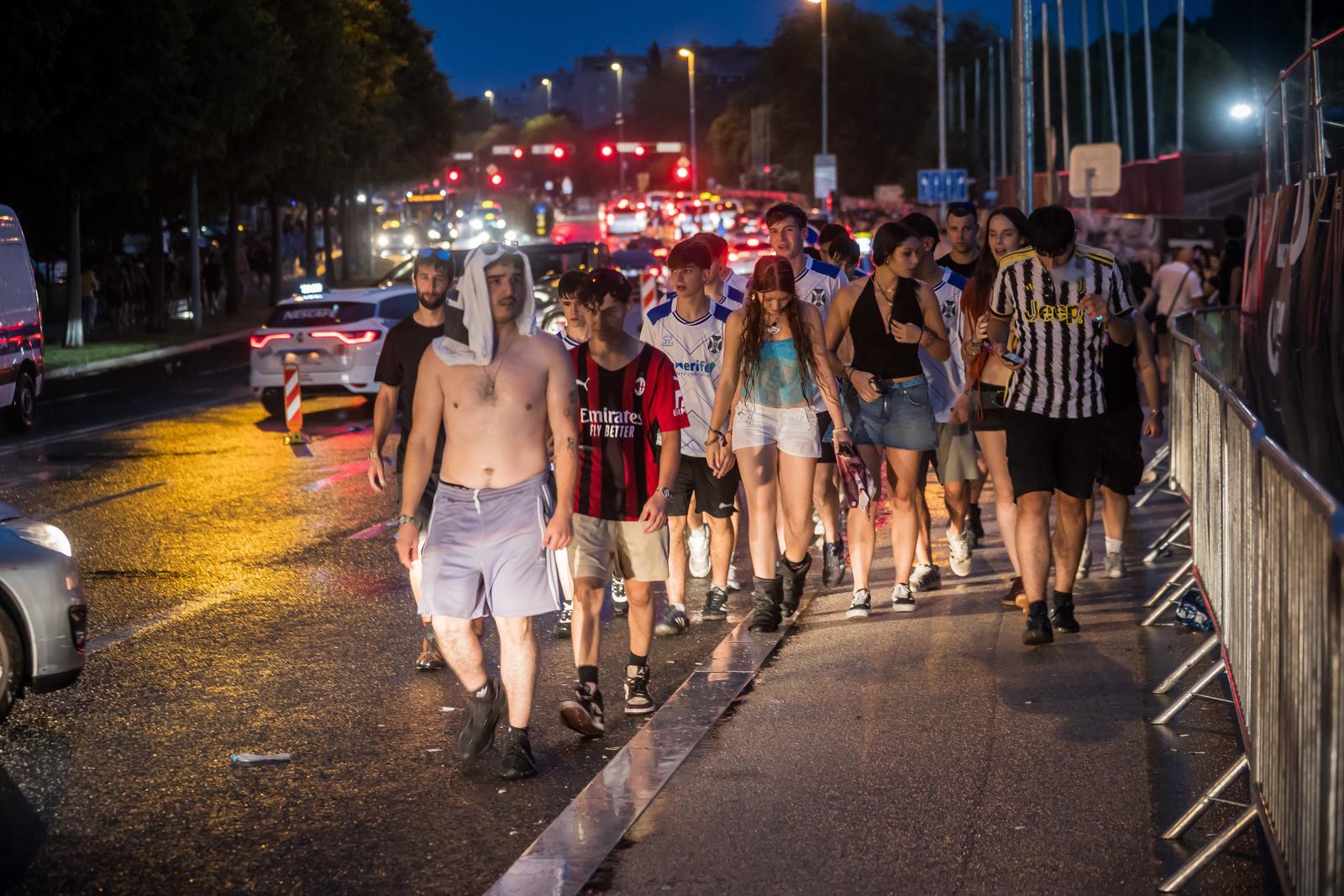 FOTO Nakon Ultre krenula borba za taksi. Neki su čekali, drugi pješačili