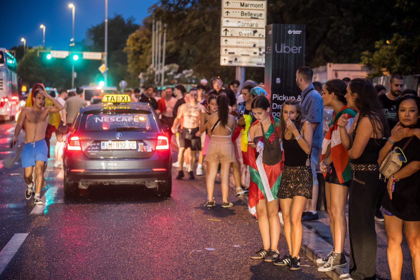 FOTO Nakon Ultre krenula borba za taksi. Neki su čekali, drugi pješačili