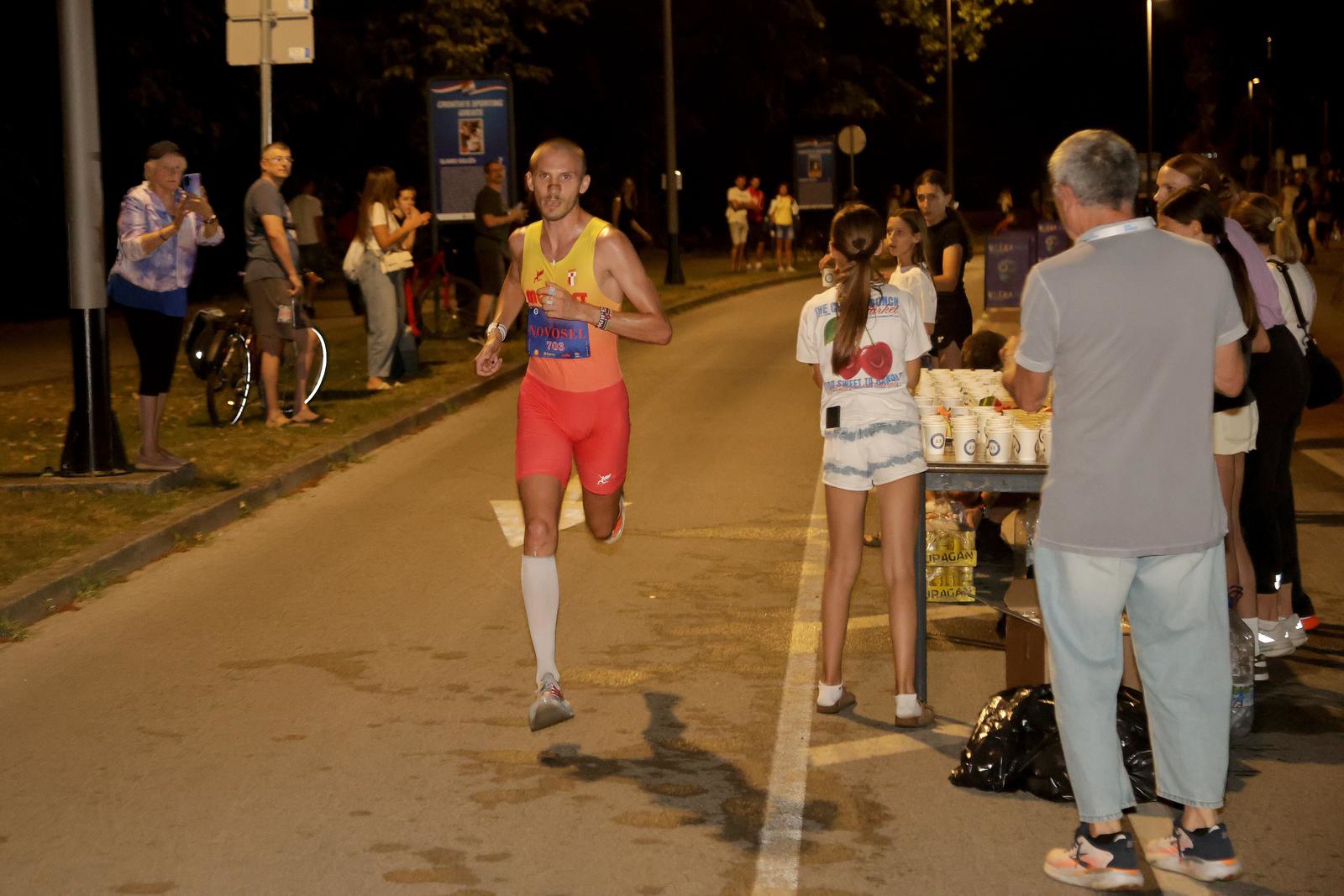 FOTO Jarun preplavili trkači, pogledajte atmosferu s Noćne 10ke i polumaratona