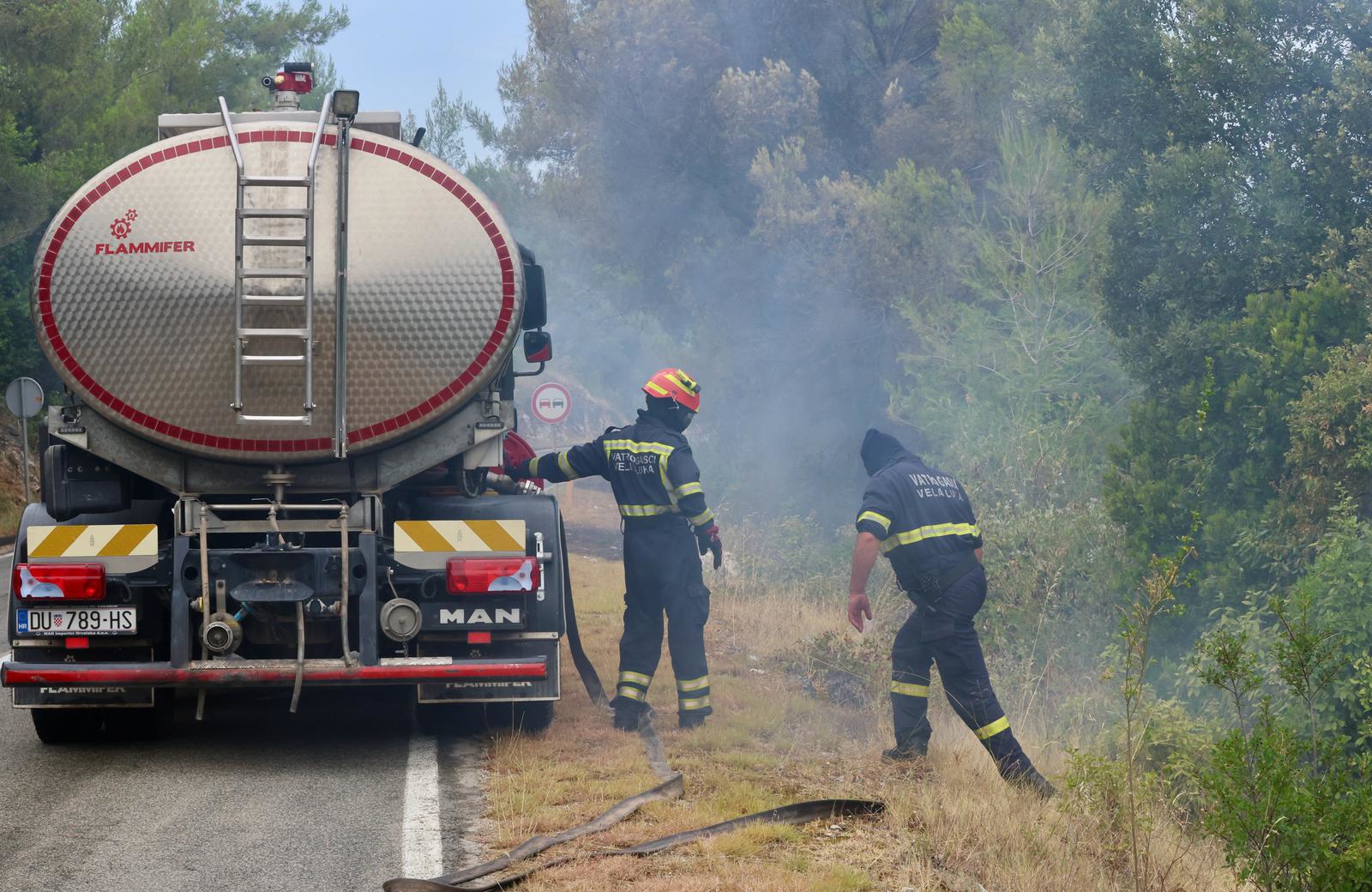 Tucaković: Stanje na Korčuli znatno bolje, ali požar još nije lokaliziran