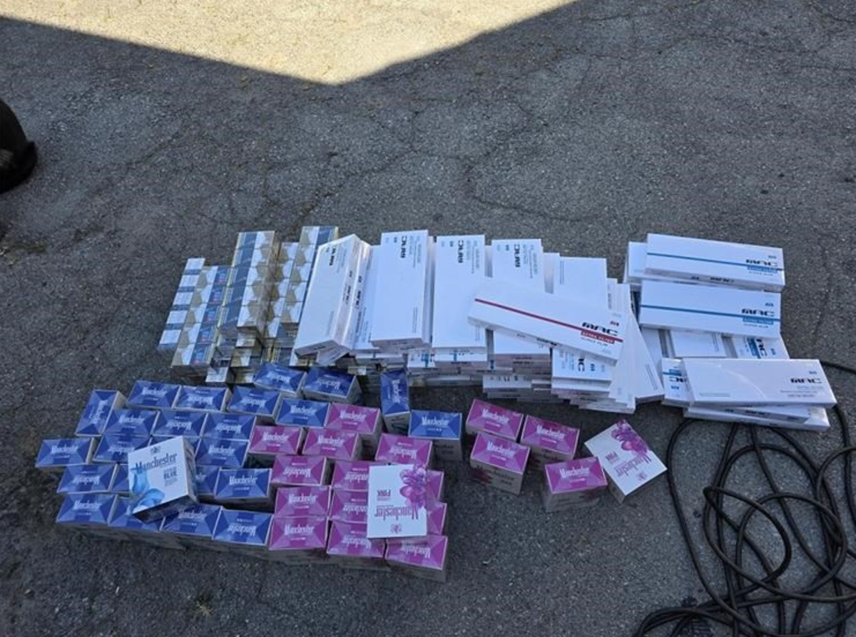FOTO Zapljena u Bjelovaru. U kućici za psa skrivali duhan, drogu i oružje