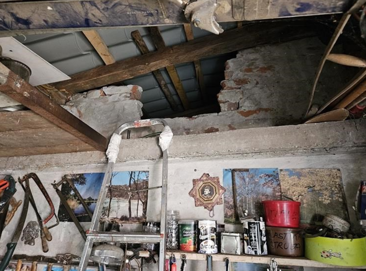 FOTO Zapljena u Bjelovaru. U kućici za psa skrivali duhan, drogu i oružje