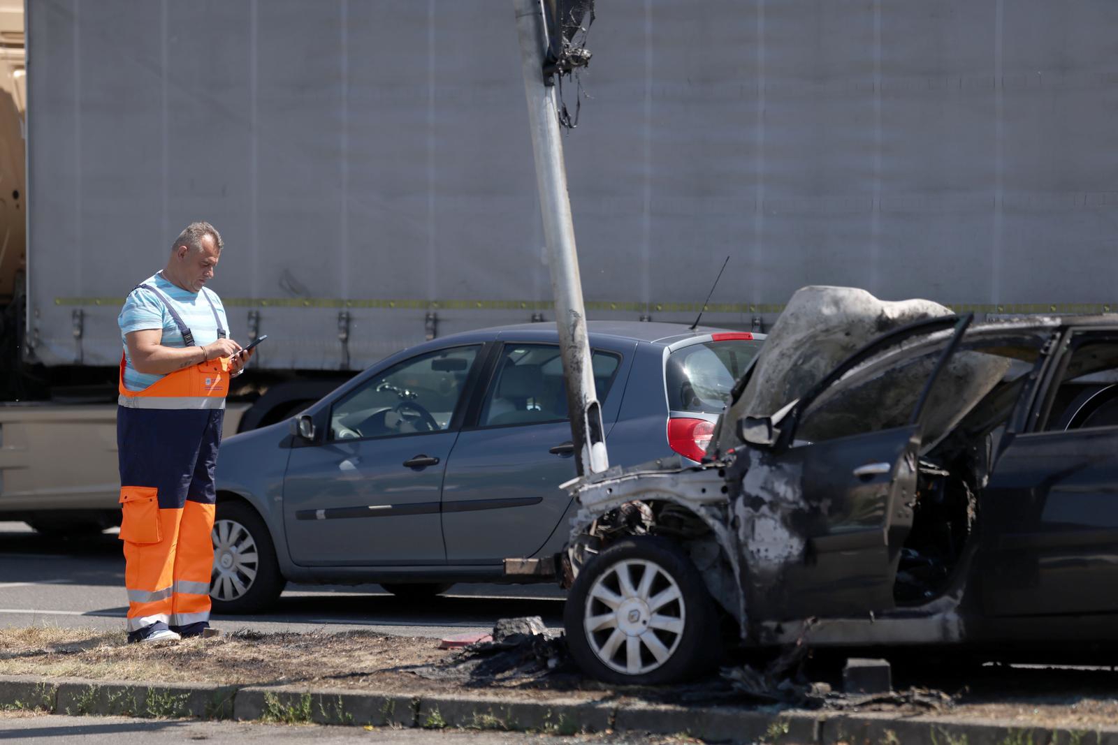 FOTO Planuo auto na prometnom raskrižju u Zagrebu, zapalio se i semafor