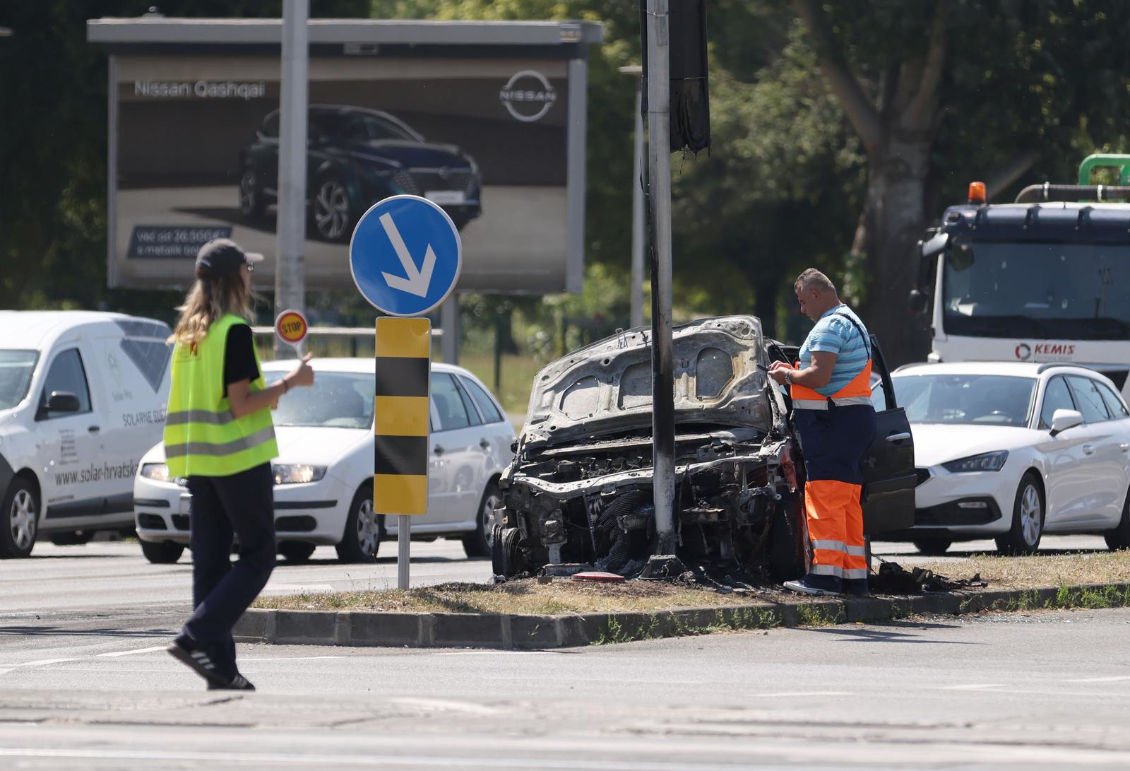 FOTO Planuo auto na prometnom raskrižju u Zagrebu, zapalio se i semafor