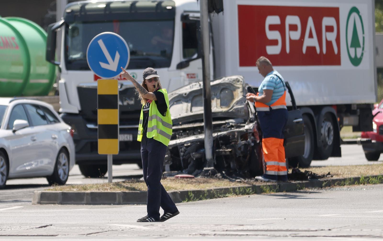 FOTO Planuo auto na prometnom raskrižju u Zagrebu, zapalio se i semafor