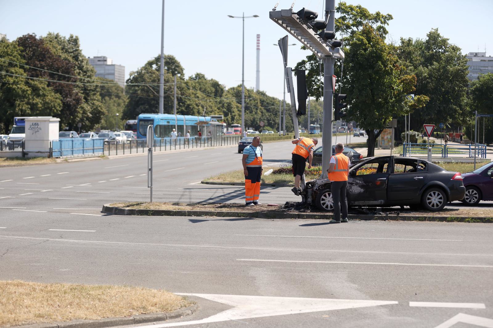 FOTO Planuo auto na prometnom raskrižju u Zagrebu, zapalio se i semafor