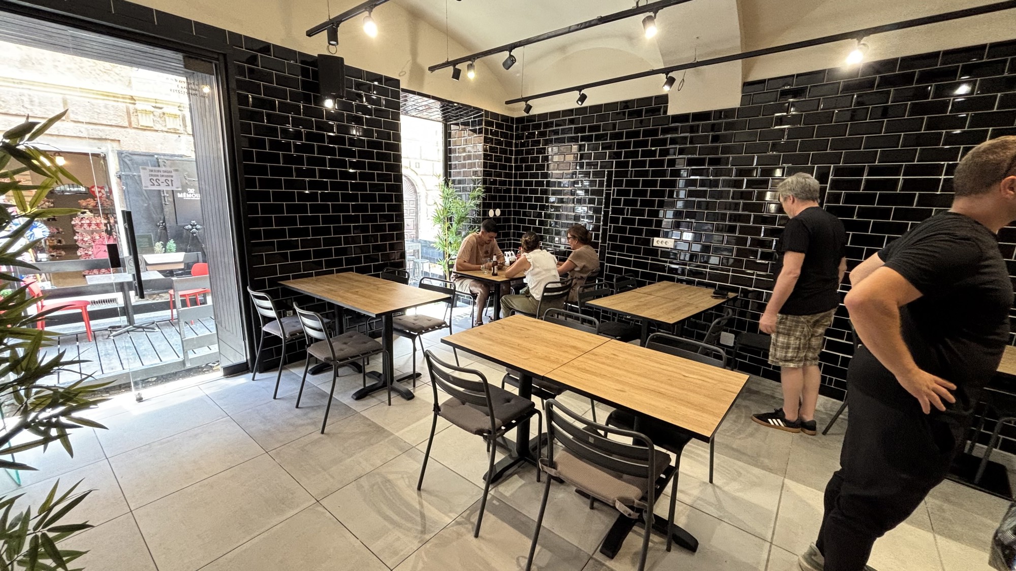 Kultni zagrebački kiosk Saralee's sada je restoran u centru grada. Posjetili smo ga