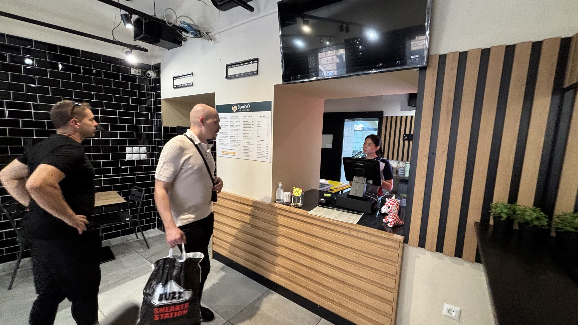 Kultni zagrebački kiosk Saralee's sada je restoran u centru grada. Posjetili smo ga