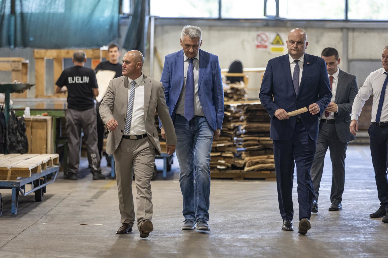 FOTO Šušnjar posjetio tvrtku u Slavoniji, s njim bio i Dabro