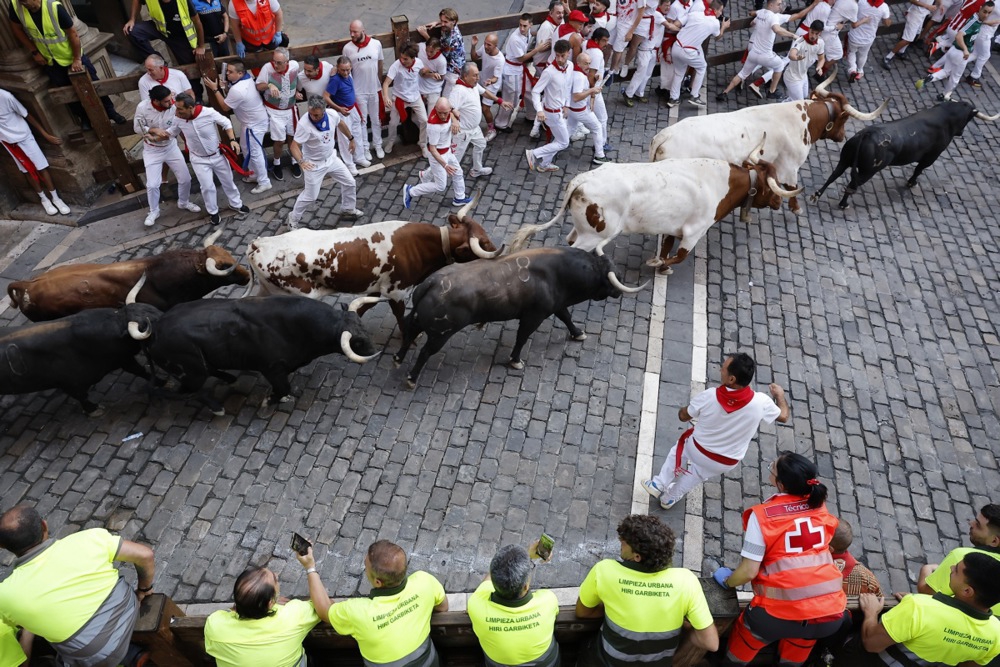 FOTO Zadnja ovogodišnja utrka u Pamploni. Jedan trkač uboden u bedro, drugi u prsni koš
