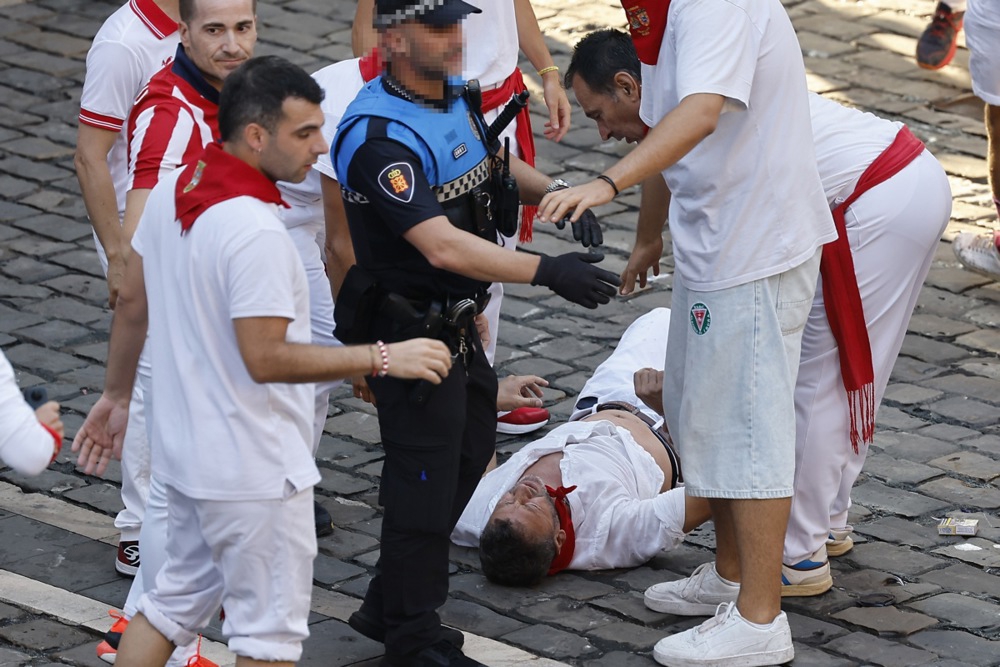 FOTO Zadnja ovogodišnja utrka u Pamploni. Jedan trkač uboden u bedro, drugi u prsni koš