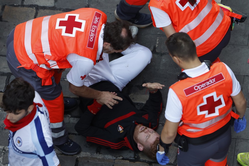 FOTO Zadnja ovogodišnja utrka u Pamploni. Jedan trkač uboden u bedro, drugi u prsni koš
