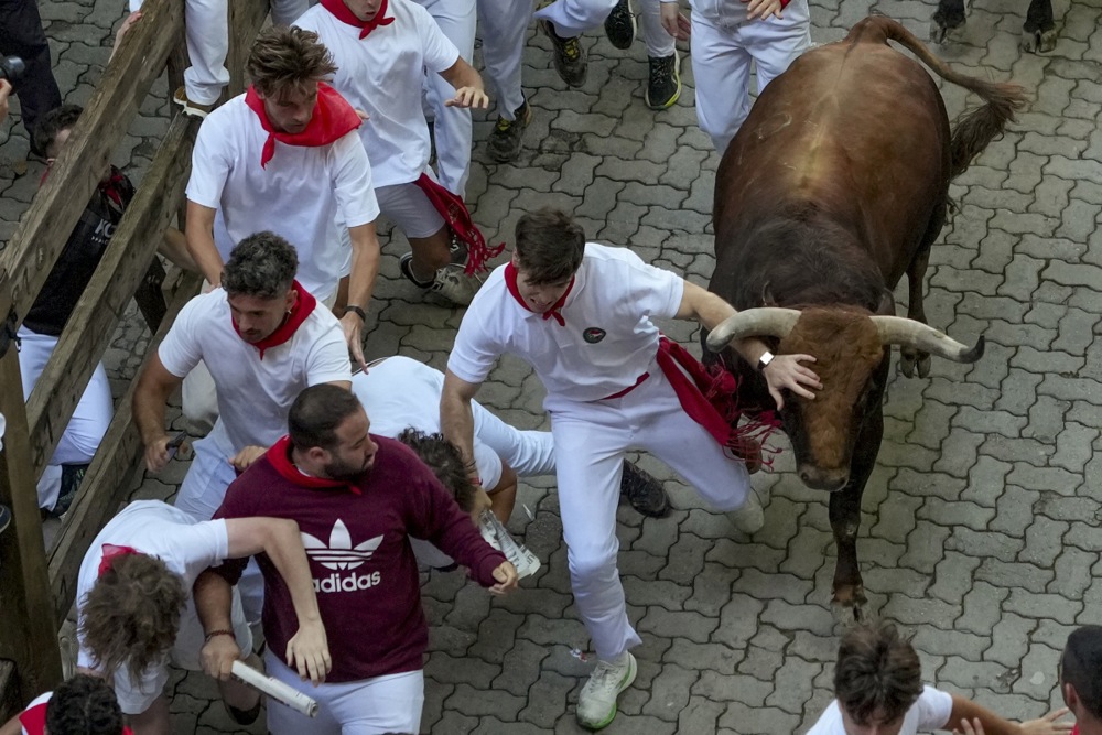 FOTO Zadnja ovogodišnja utrka u Pamploni. Jedan trkač uboden u bedro, drugi u prsni koš