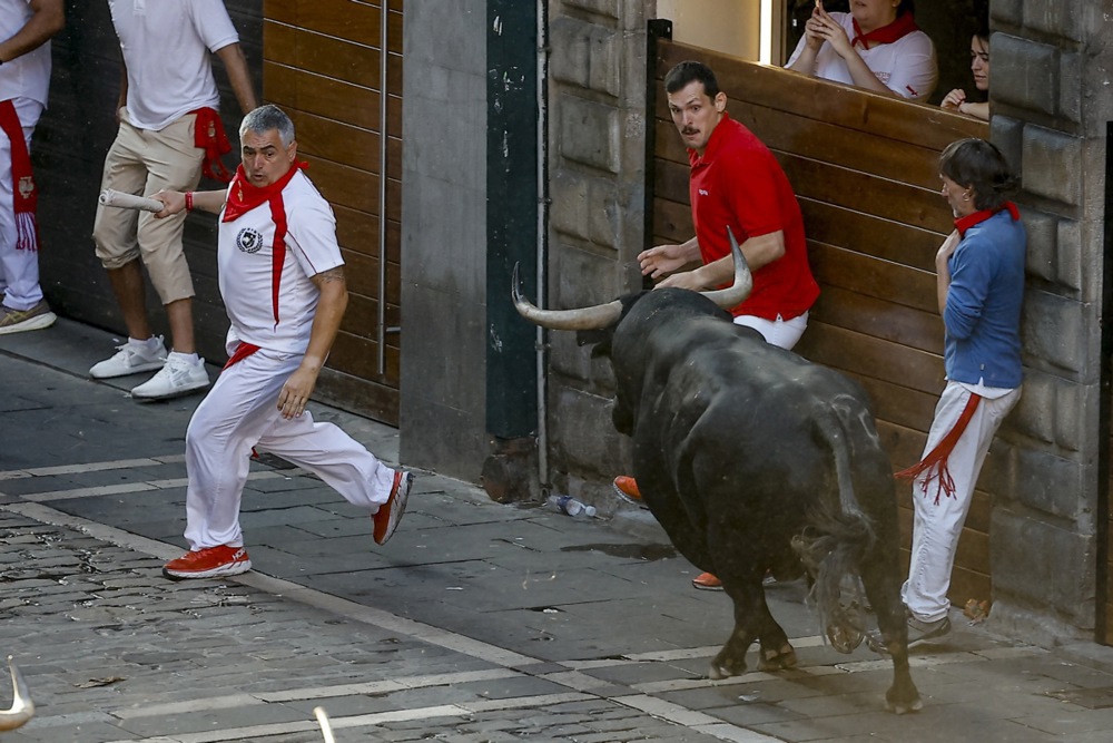 FOTO Zadnja ovogodišnja utrka u Pamploni. Jedan trkač uboden u bedro, drugi u prsni koš