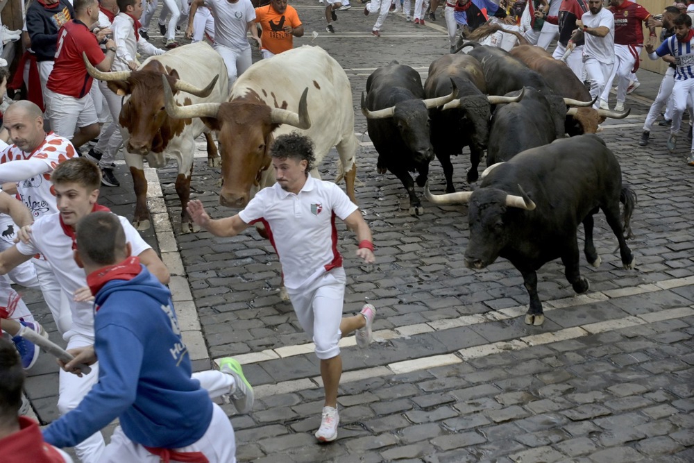 FOTO Zadnja ovogodišnja utrka u Pamploni. Jedan trkač uboden u bedro, drugi u prsni koš