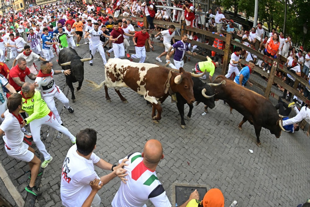 FOTO Zadnja ovogodišnja utrka u Pamploni. Jedan trkač uboden u bedro, drugi u prsni koš