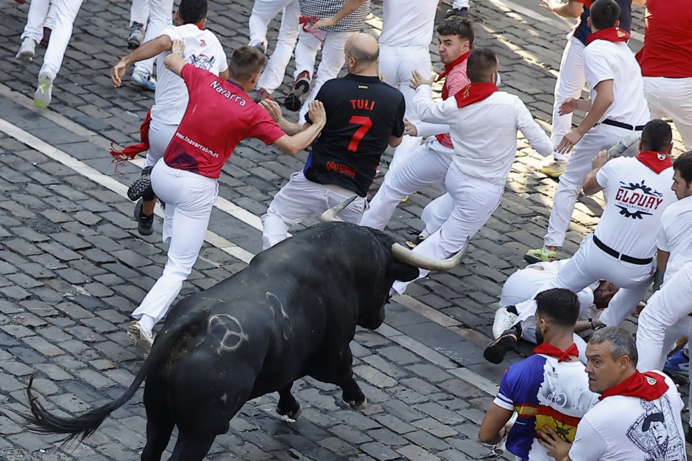 FOTO Zadnja ovogodišnja utrka u Pamploni. Jedan trkač uboden u bedro, drugi u prsni koš