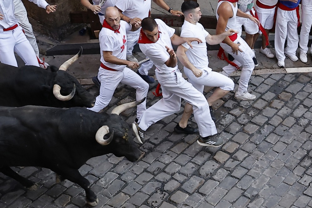 FOTO Zadnja ovogodišnja utrka u Pamploni. Jedan trkač uboden u bedro, drugi u prsni koš
