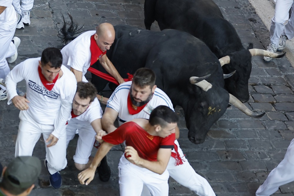 FOTO Zadnja ovogodišnja utrka u Pamploni. Jedan trkač uboden u bedro, drugi u prsni koš