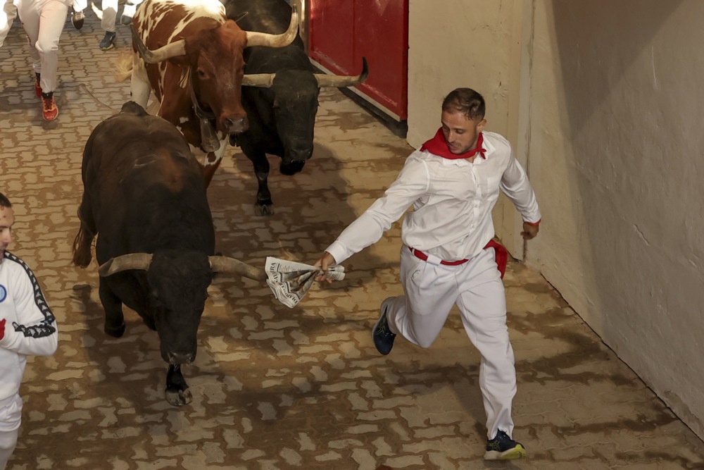 FOTO Zadnja ovogodišnja utrka u Pamploni. Jedan trkač uboden u bedro, drugi u prsni koš