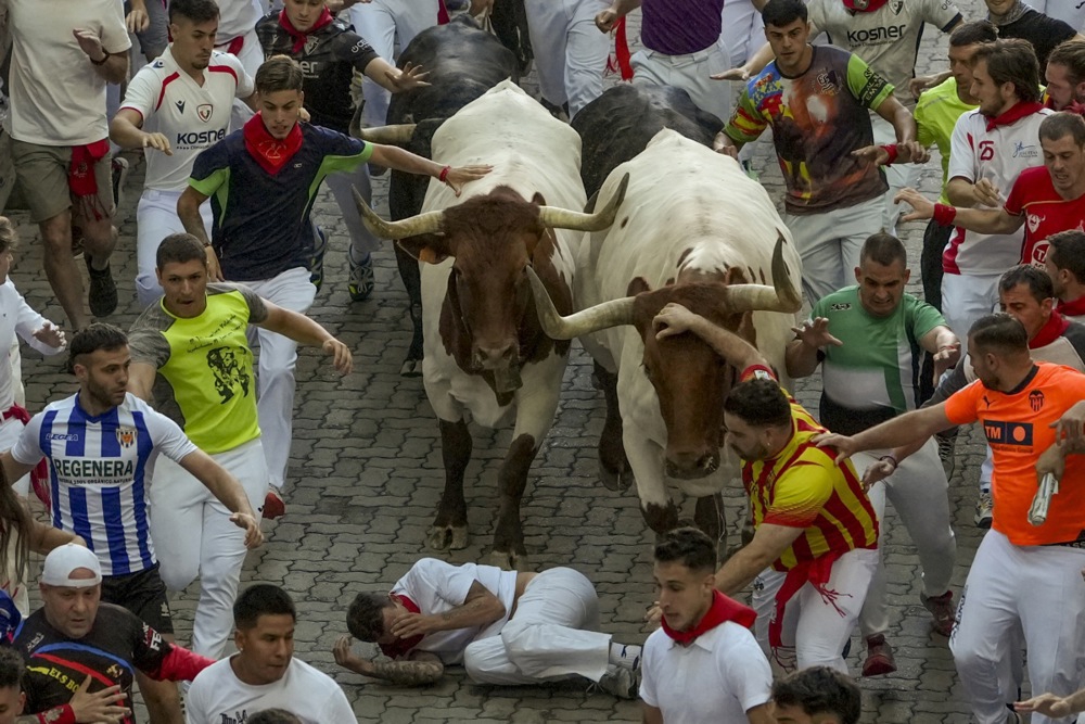 VIDEO I FOTO Krv na španjolskim ulicama. Trčali s bikovima, 57 ranjenih