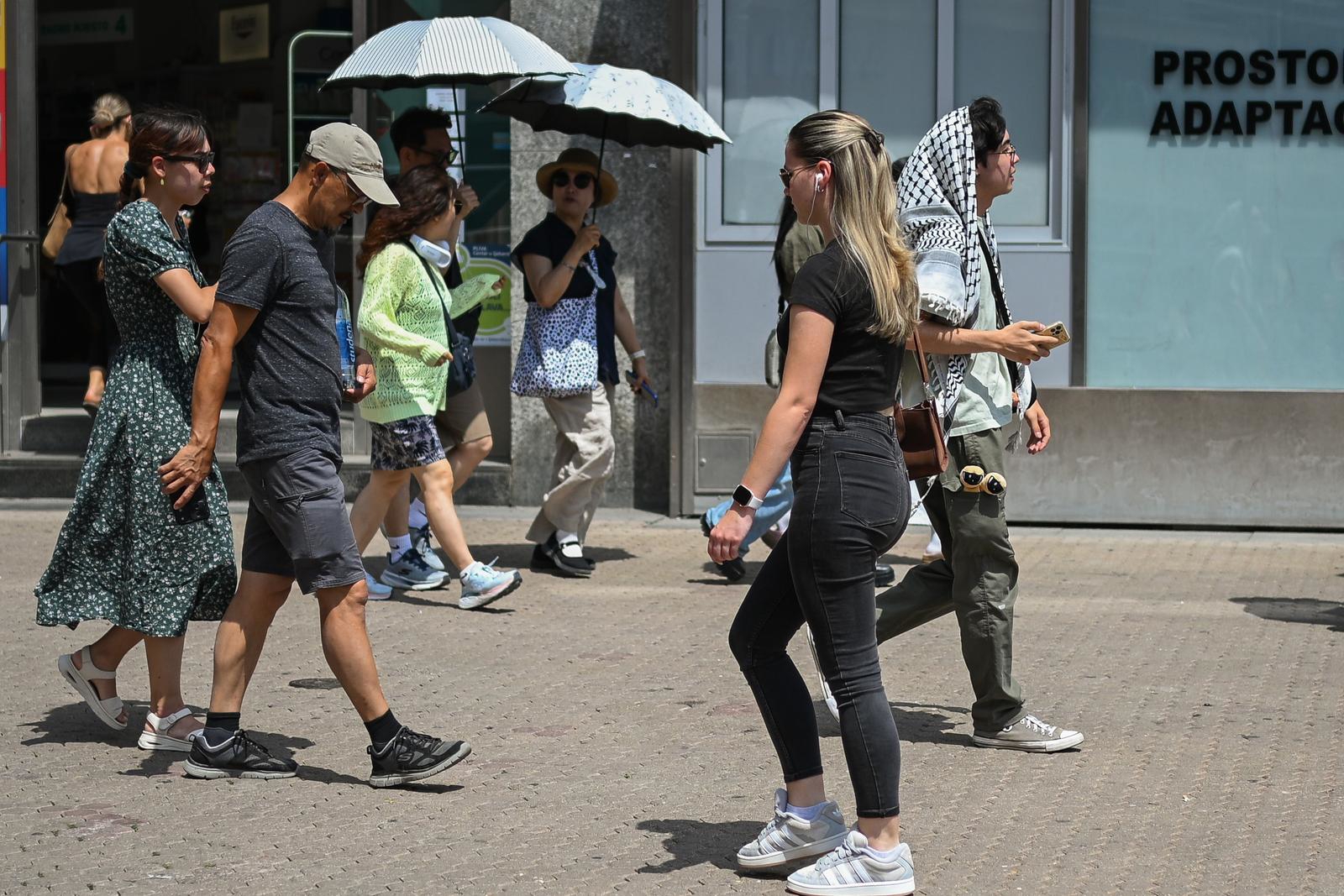 FOTO Turisti se u Zagrebu od sunca štite kišobranima, a Zrinjevac je potpuno prazan