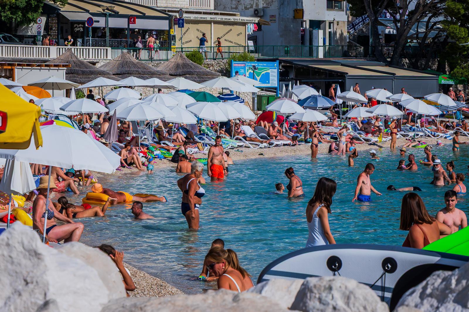 FOTO Ovako izgleda plaža u Baškoj Vodi sredinom srpnja