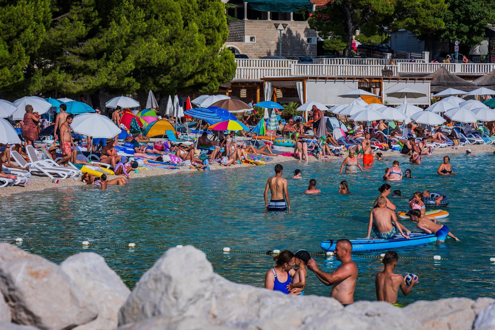FOTO Ovako izgleda plaža u Baškoj Vodi sredinom srpnja