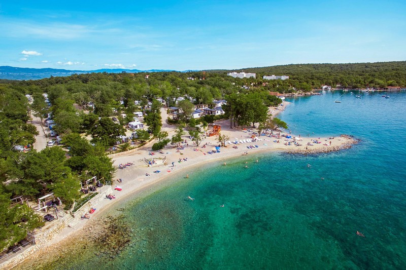 Plaža ispred kampa Njivice u Omišlju