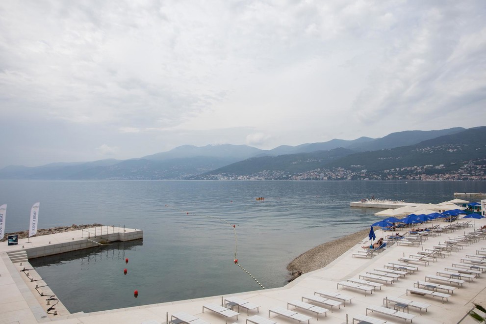 Plaža Kostabela ispred hotela Hilton u Rijeci