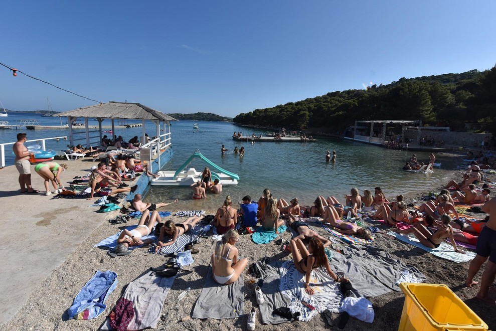 Plaža u uvali Gračina u Tisnom