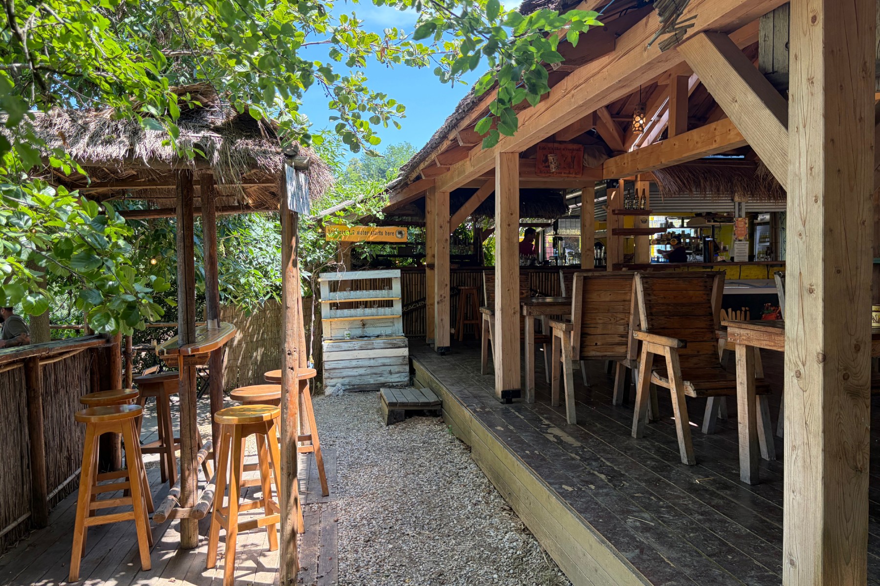 Beach bar uz rijeku izgleda kao da je na moru, a udaljen je sat vremena od Zagreba