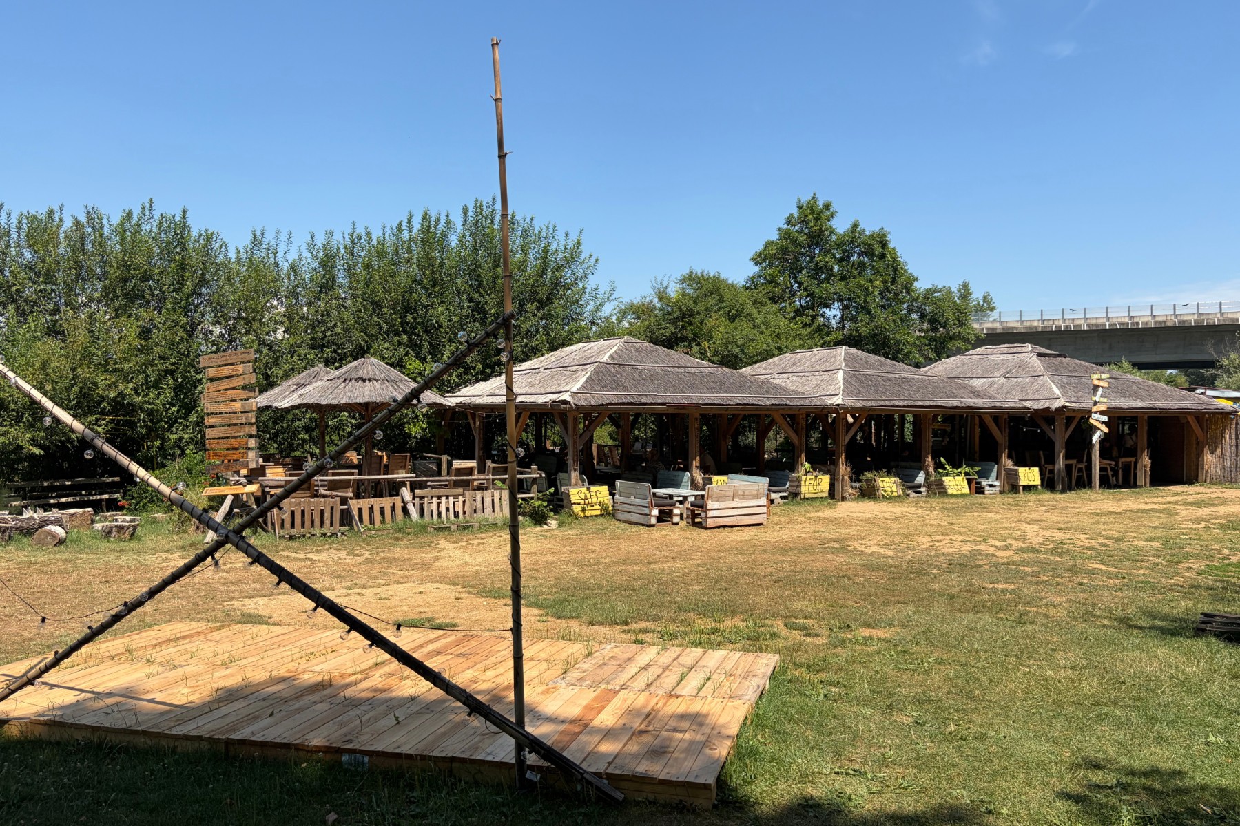 Beach bar uz rijeku izgleda kao da je na moru, a udaljen je sat vremena od Zagreba
