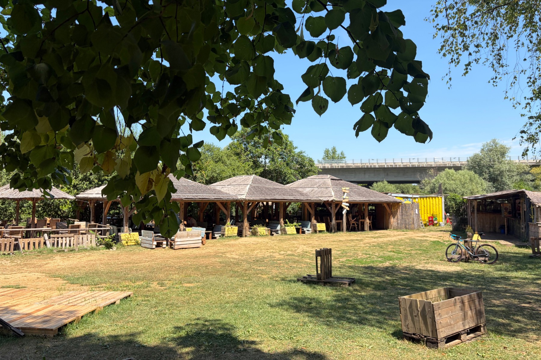 Beach bar uz rijeku izgleda kao da je na moru, a udaljen je sat vremena od Zagreba