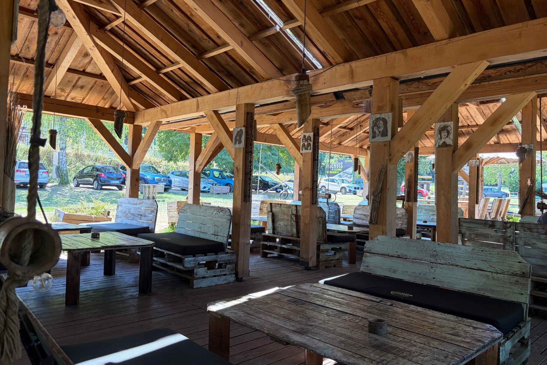 Beach bar uz rijeku izgleda kao da je na moru, a udaljen je sat vremena od Zagreba