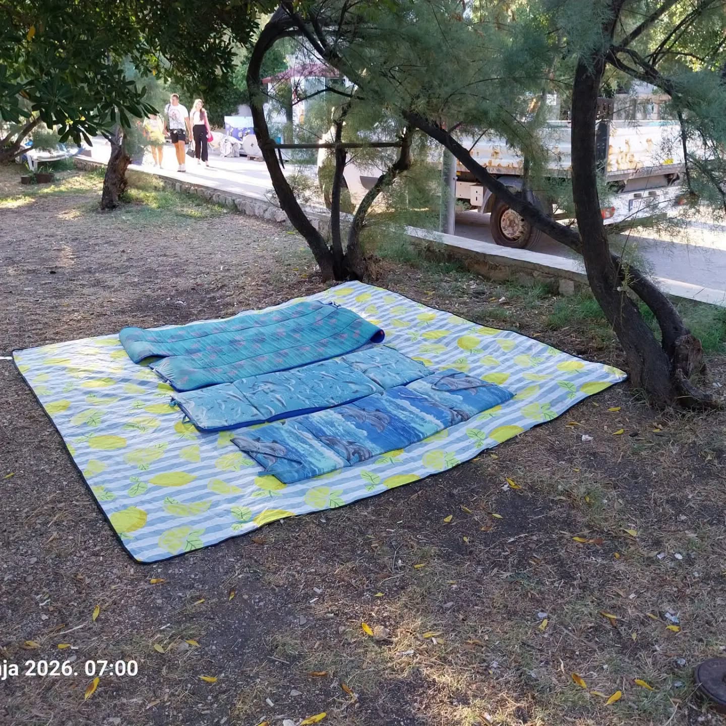 FOTO Komunalci pokupili ležaljke i ručnike s plaža na Pagu