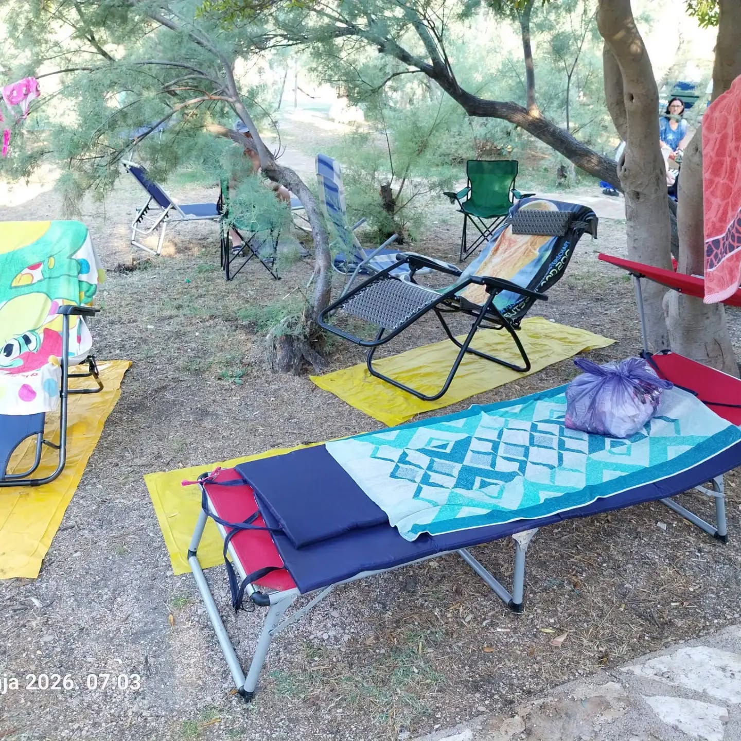 FOTO Komunalci pokupili ležaljke i ručnike s plaža na Pagu