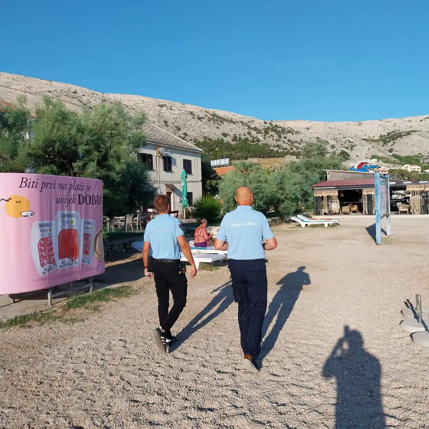 FOTO Komunalci pokupili ležaljke i ručnike s plaža na Pagu