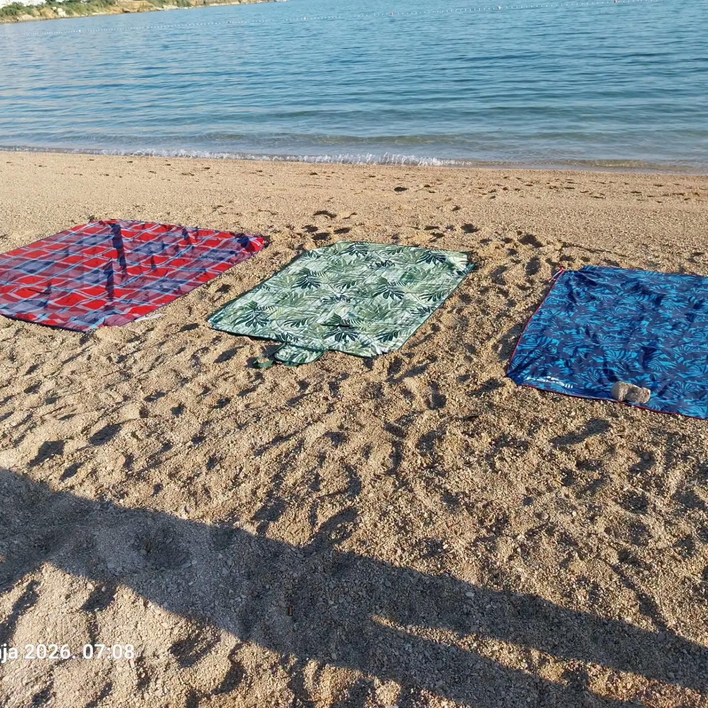 FOTO Komunalci pokupili ležaljke i ručnike s plaža na Pagu