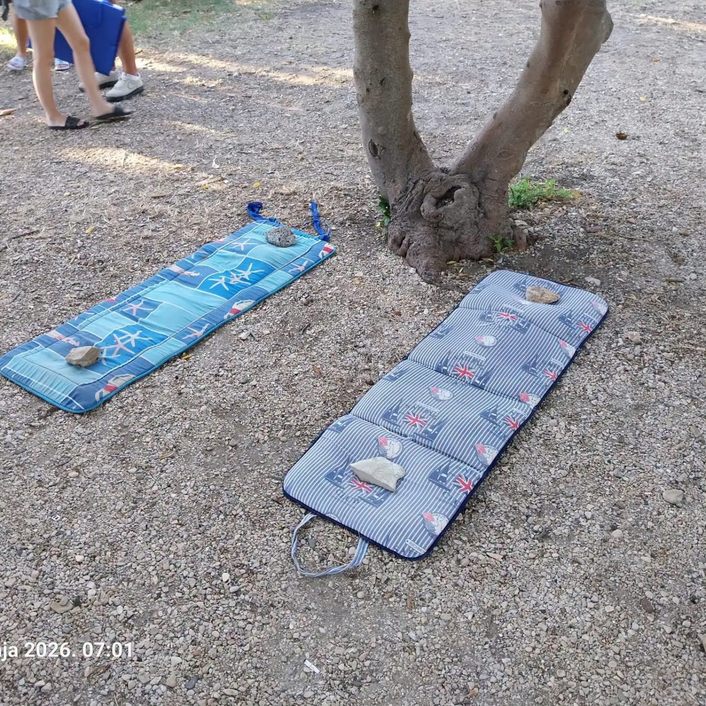 FOTO Komunalci pokupili ležaljke i ručnike s plaža na Pagu