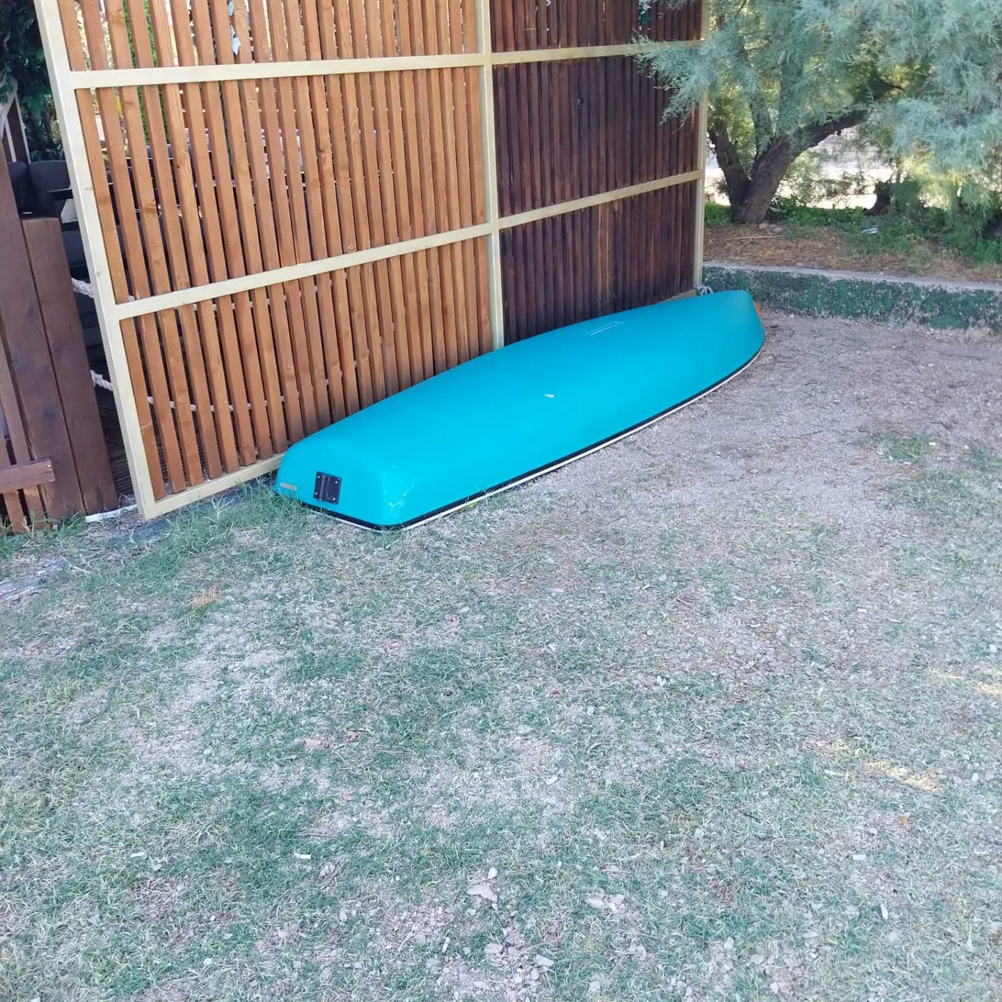 FOTO Komunalci pokupili ležaljke i ručnike s plaža na Pagu