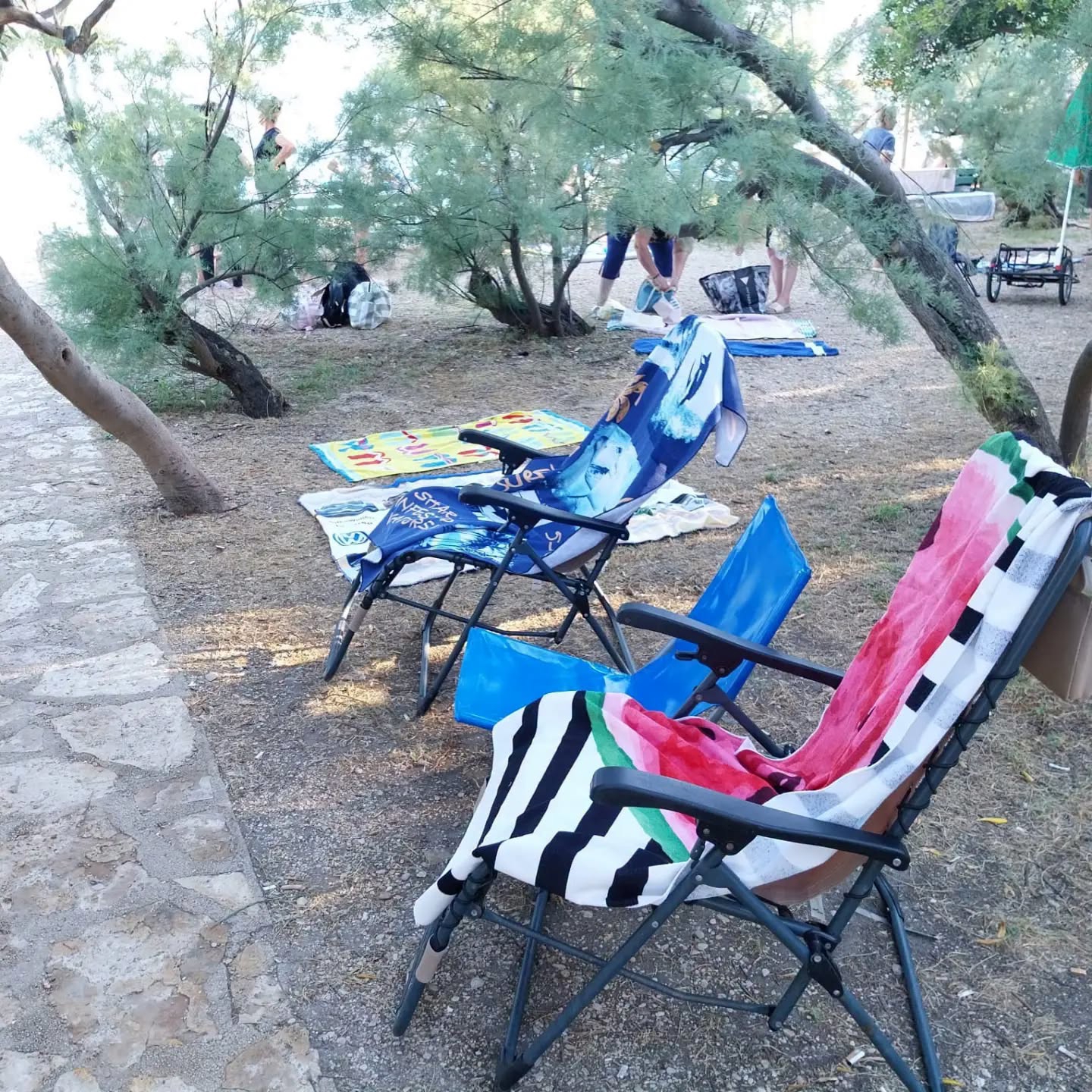 FOTO Komunalci pokupili ležaljke i ručnike s plaža na Pagu