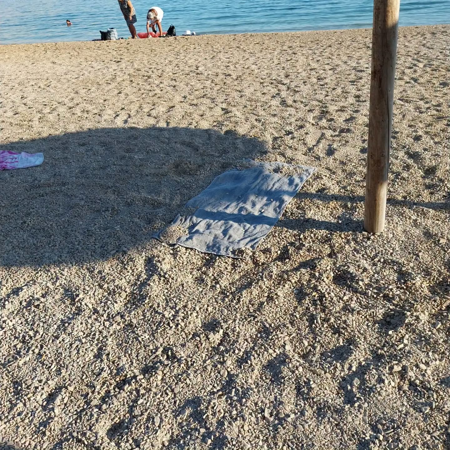 FOTO Komunalci pokupili ležaljke i ručnike s plaža na Pagu
