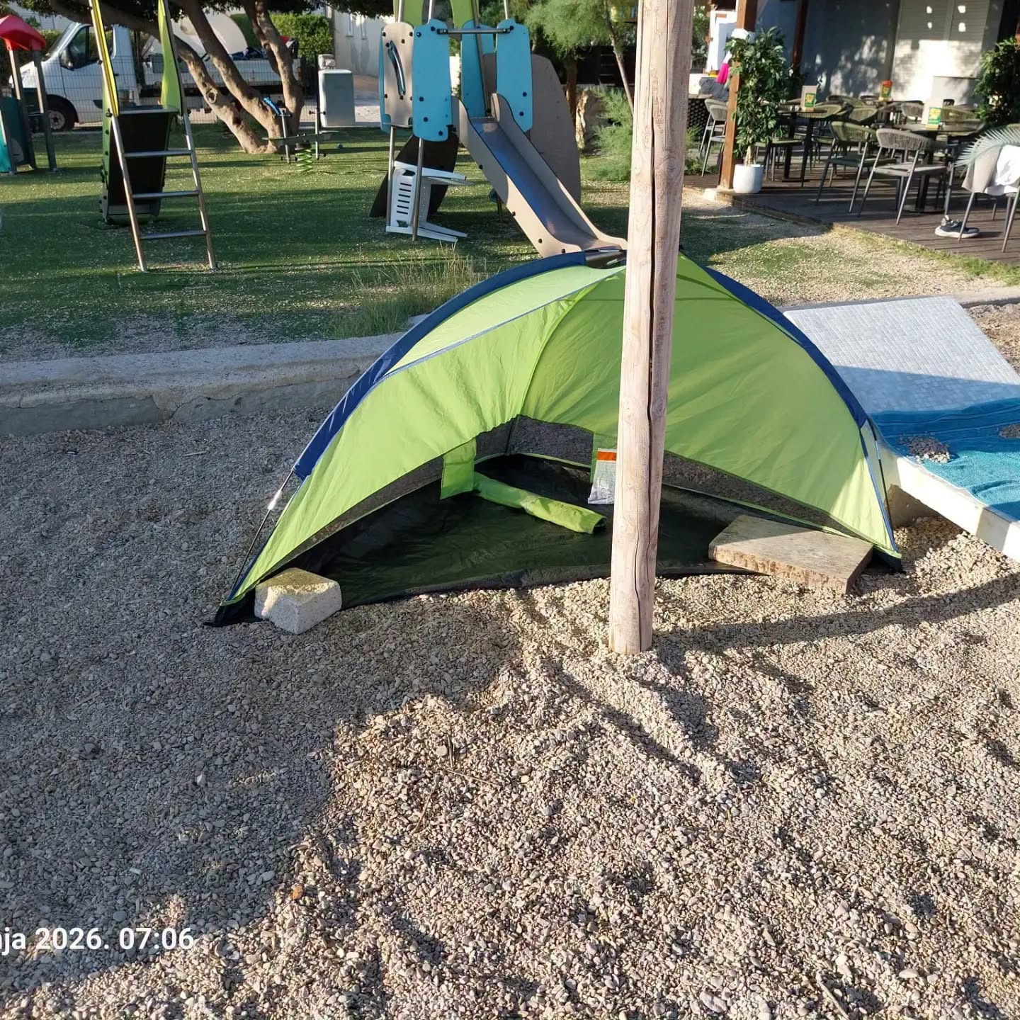 FOTO Komunalci pokupili ležaljke i ručnike s plaža na Pagu