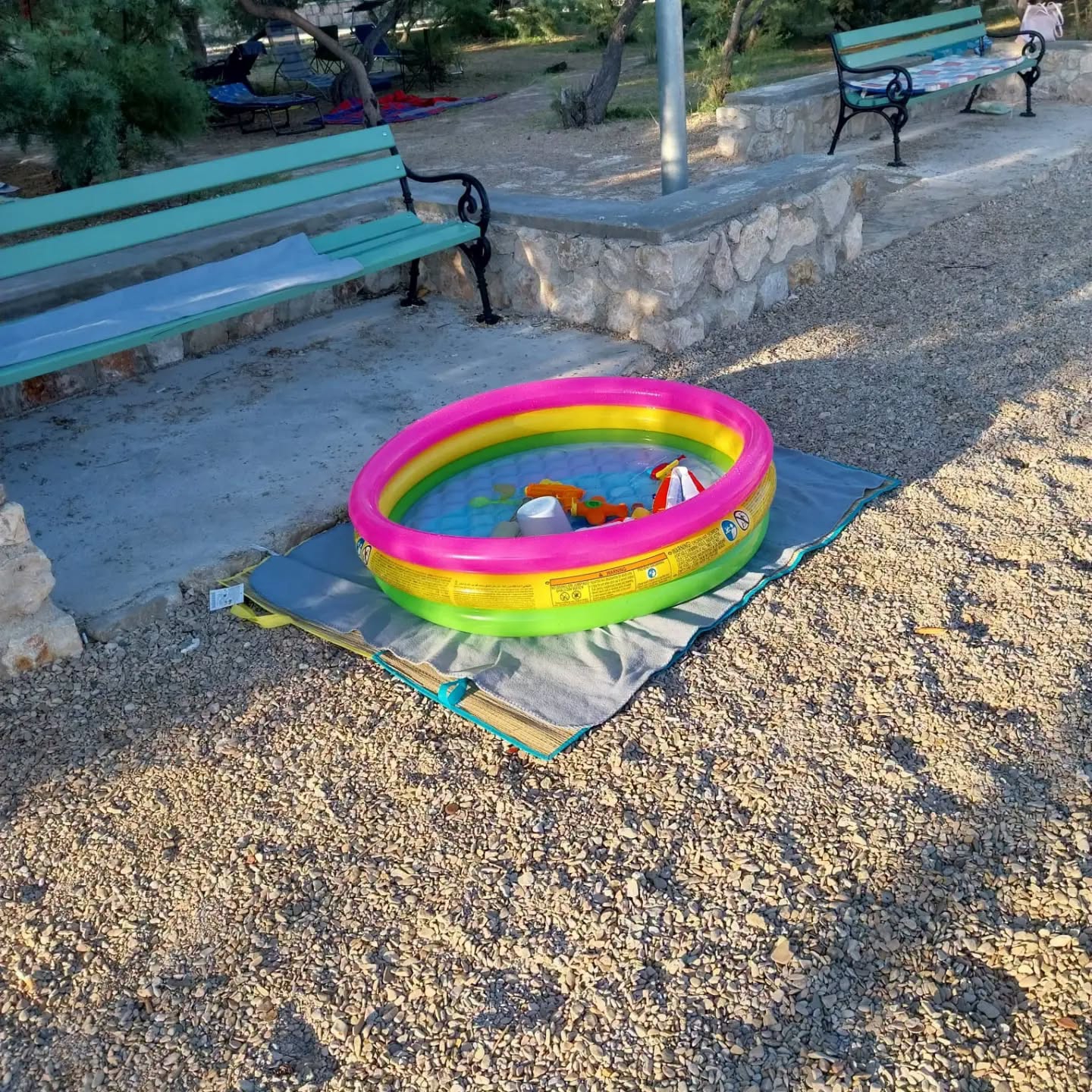 FOTO Komunalci pokupili ležaljke i ručnike s plaža na Pagu