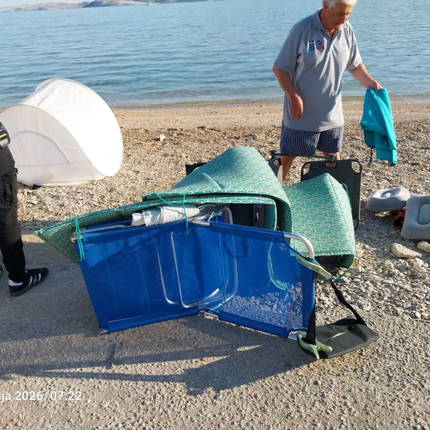 FOTO Komunalci pokupili ležaljke i ručnike s plaža na Pagu